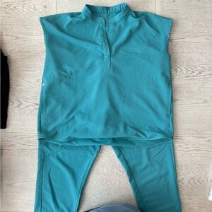 FIGS Rafaela Scrub Top & Zamora Joggers (Cactus)